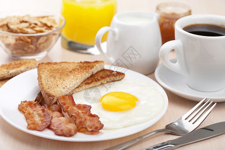 传统早餐煎蛋和培根高清图片