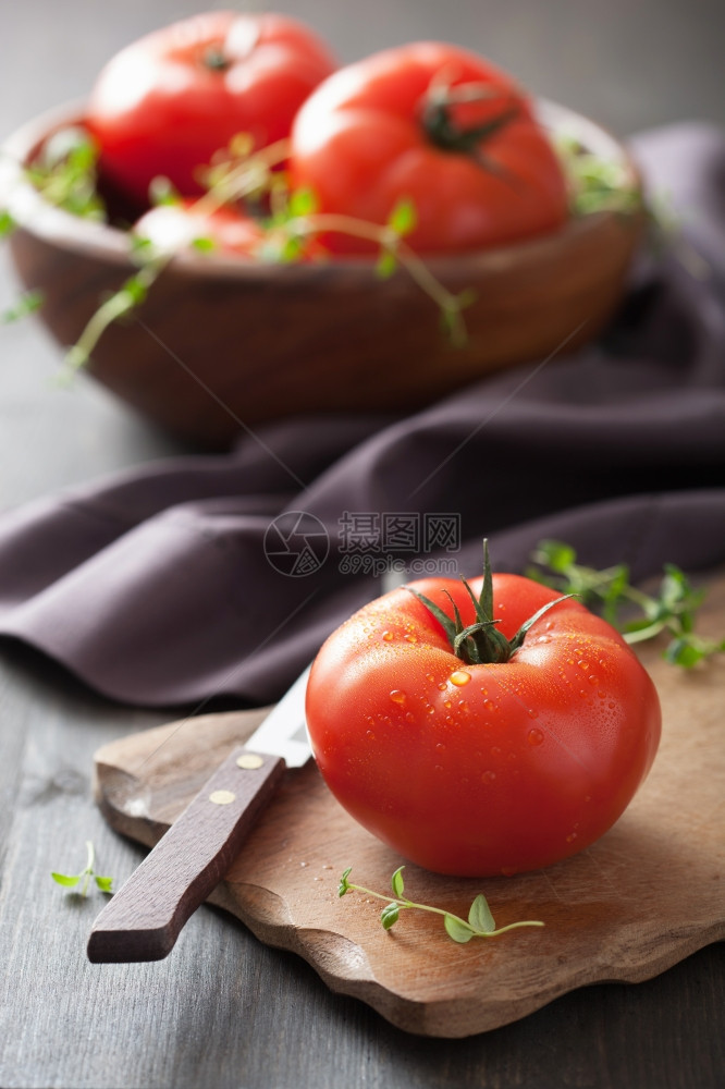 切割板上的新鲜西红柿图片