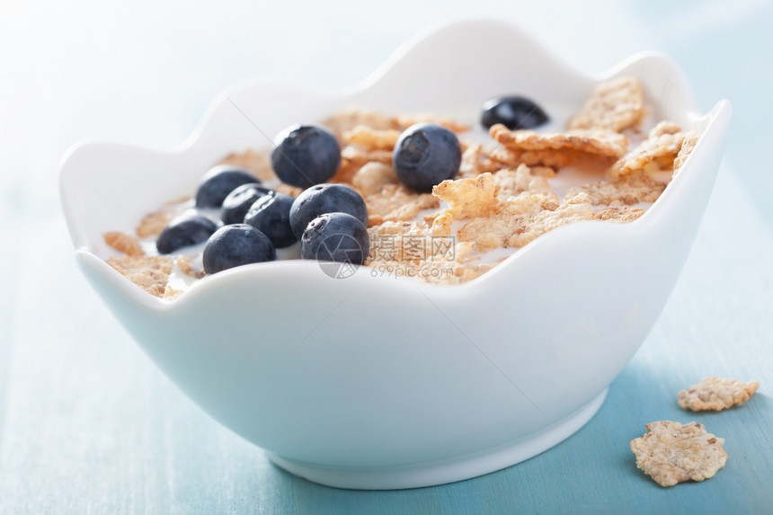配蓝莓和燕麦的牛奶早餐图片