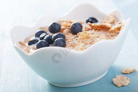 配蓝莓和燕麦的牛奶早餐图片