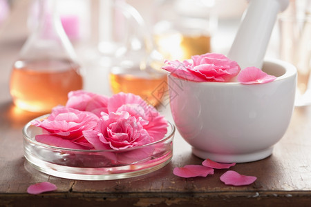 用粉红色花朵进行炼冰和芳香治疗图片