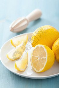 新鲜柠檬蓝色切片图片