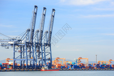将大工业港口用作货运和全球商业背景图片