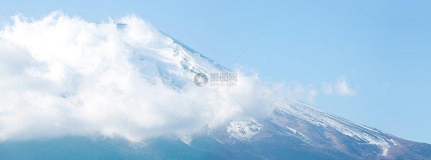 日本Yamarashi山矢中湖的藤福三山全景图片