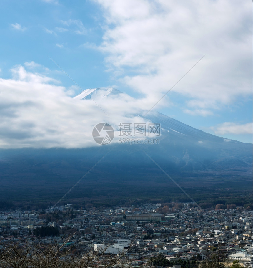 日本Yamarashi山矢中湖的藤福三山全景图片