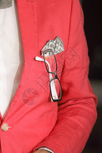 红外套手帕和眼镜在他的纽扣洞里图片
