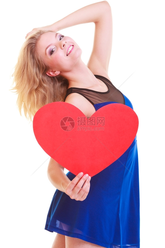 红色的心脏爱象征肖像美丽的女人拿着情节的象征穿着蓝裙子的金发美女表达着温柔的感情图片
