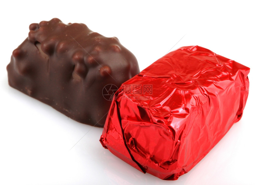 表面不平的和红色包装的巧克力图片
