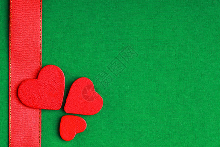 情人节39日红木装饰心爱符号印在绿色布织上带彩背景空白格图片