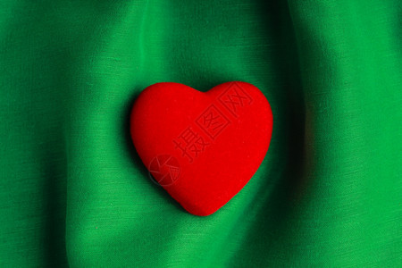 情人节39日背景红装饰心脏在抽象的绿色折叠布或纺织品优雅材料上图片