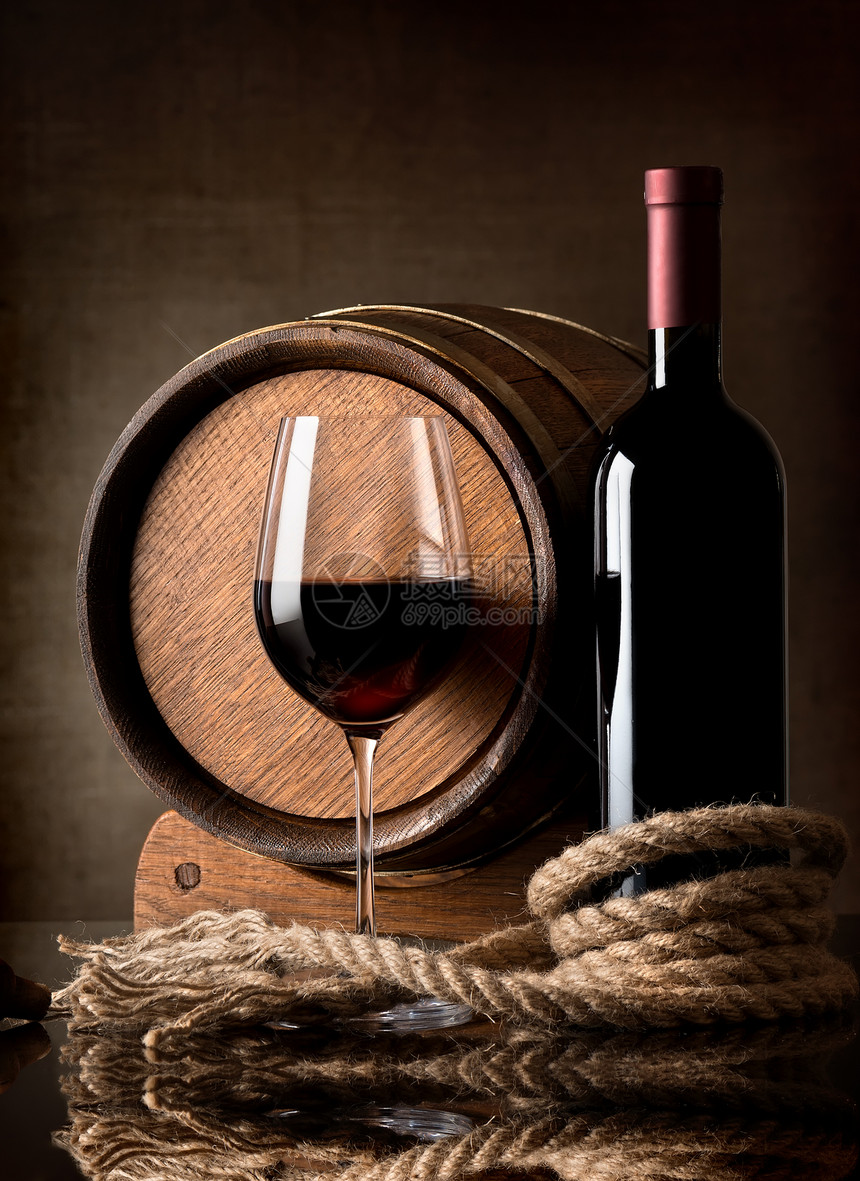 一瓶红酒葡萄和木桶图片