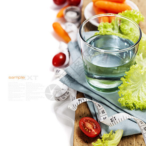 新鲜蔬菜和测量胶带饮食和健康概念白对易移动样本文图片