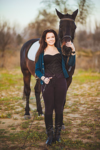 天生有匹马的年轻女人图片