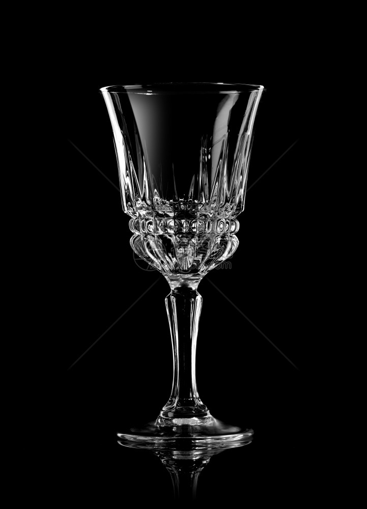 黑色背景上的空葡萄酒杯图片
