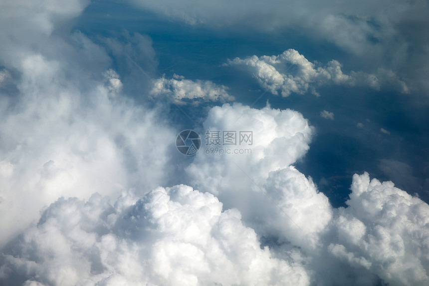 蓝色的天上飘着一块一块的浮云图片