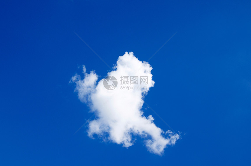 蓝色天空中的云彩图片
