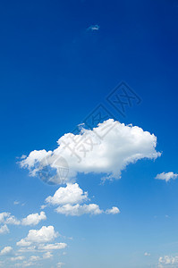 蓝色天空中的白毛云高清图片
