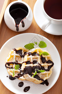 比利时华夫饼配巧克力和早餐糖粉巧克力图片