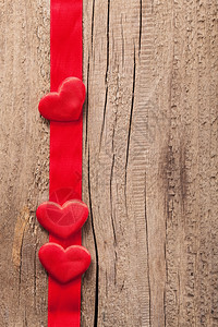 情人节的红和丝带框木背景图片