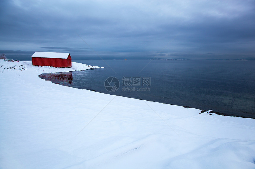 挪威暴风雨的冬季峡湾地貌图片
