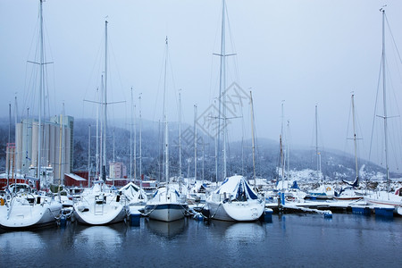 在暴风天气下特隆海姆一个码头的冬季风景图片