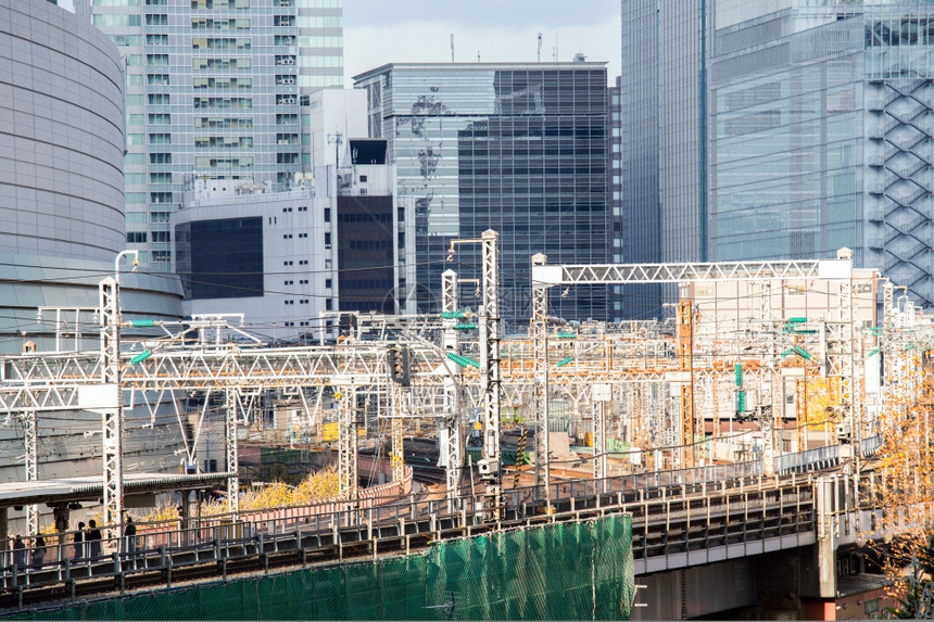 在日本东京金扎附近的Yurakucho带天线的铁路用于运输背景图片