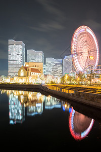 横滨天线大楼和摩晚上在日本市区图片