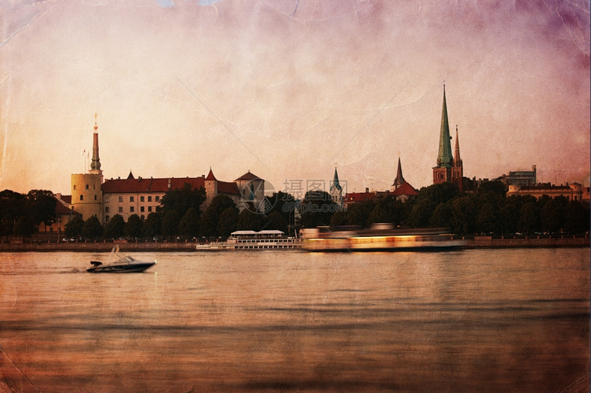 拉脱维亚黄昏时的老里加全景图片