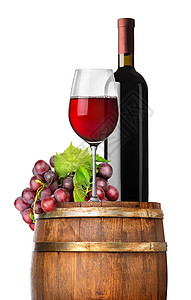 葡萄和酒在白孤立的桶子上图片