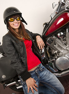 漂亮的布朗特女人穿着摩托车骑漂亮的布朗特图片