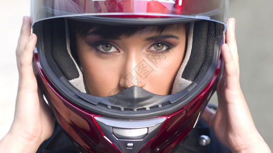 骑摩托车前的红色全脸黑盔摩托车图片