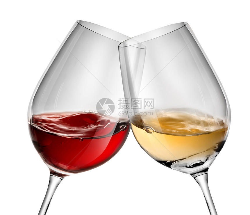 在两个葡萄酒杯中移动孤立在白色上图片