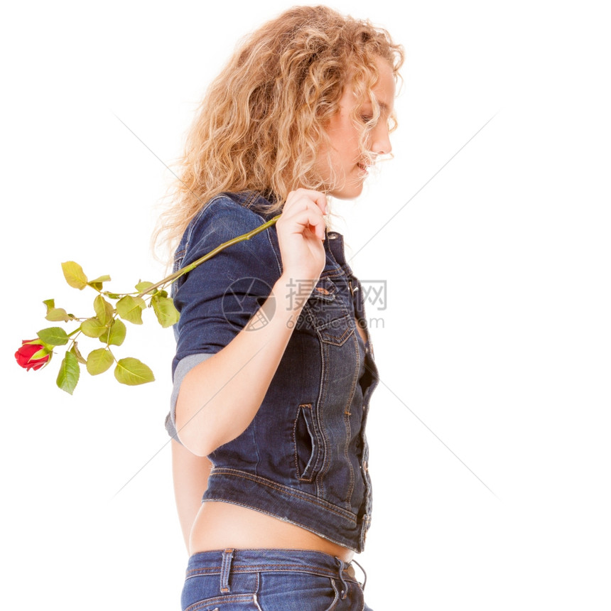 Denim时侧视金发女孩穿着时装蓝牛仔裤穿着和高跟鞋红色玫瑰的高跟鞋女孩图片