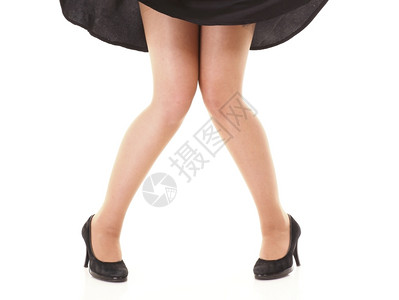 黑裙子和高跟鞋的感女腿时装和图片