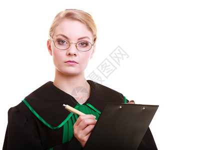 法院或司概念年轻女律师身着经典抛光波兰黑绿色礼服的年轻女律师在剪贴板上作笔记背景图片
