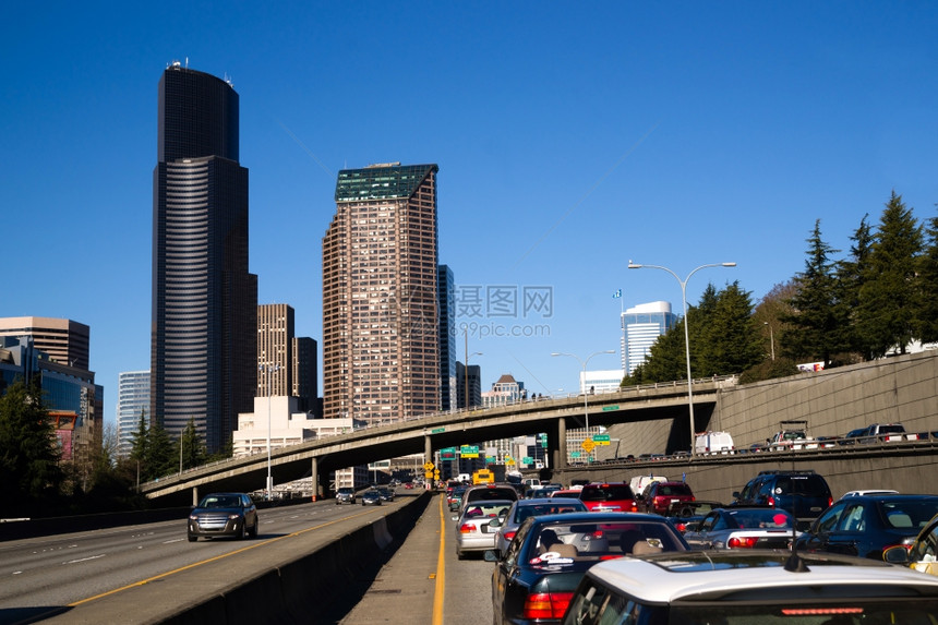车辆在西雅图市的州际公路上行驶图片