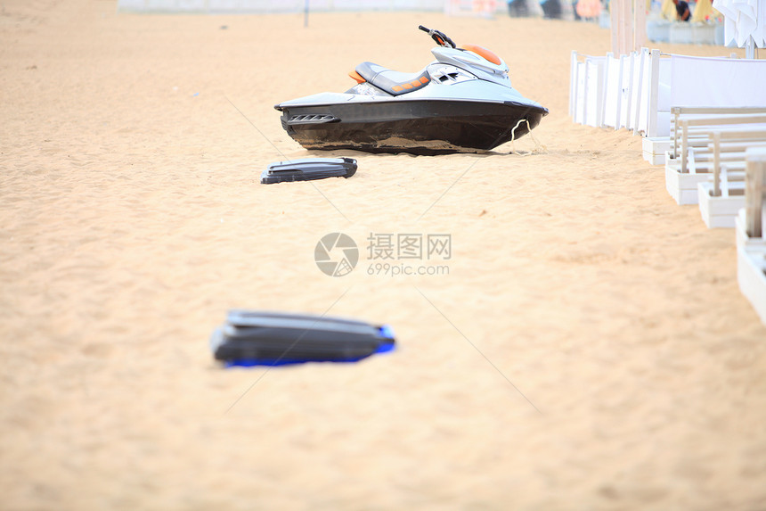 摩托艇在沙滩上图片