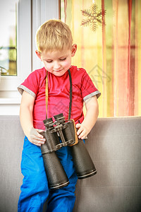 玩双筒望远镜的童年肖像图片
