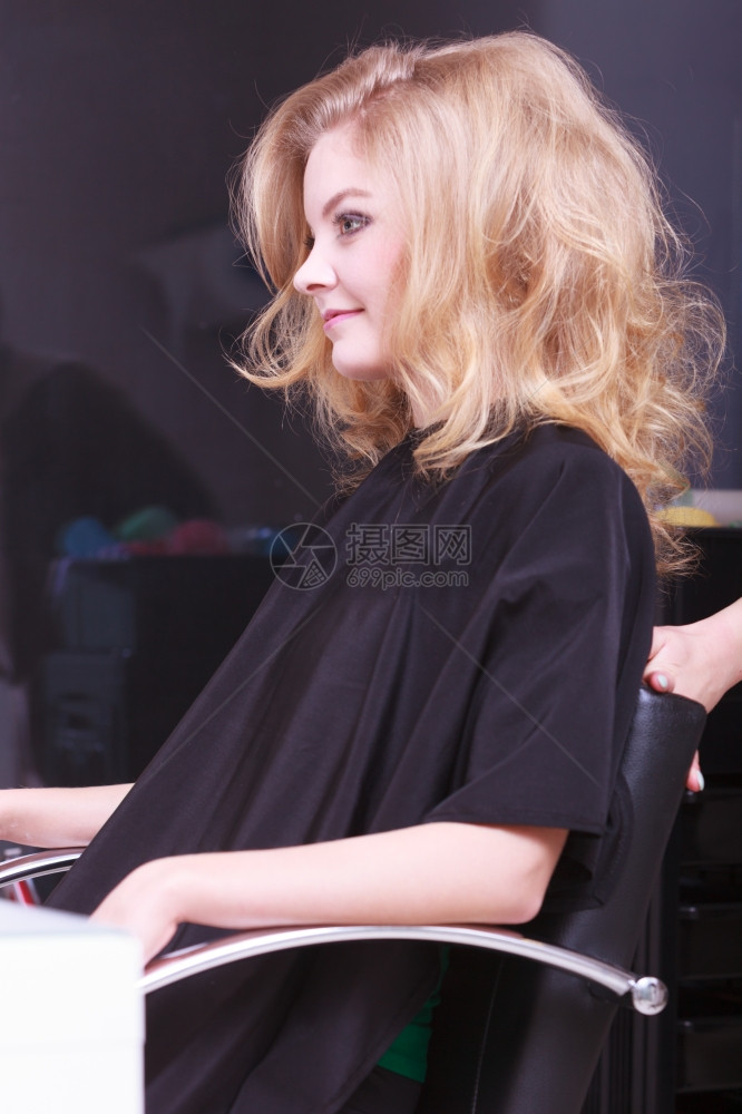 美容院的年轻女人发型风格图片