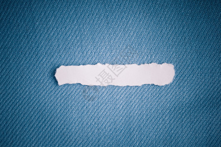 白色撕破或碎纸条标的一块碎片关于海军蓝织物纺品材料背景的文字信息空白副本格背景图片
