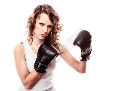 拳击手穿黑套的拳击女郎健身训练拳击背景图片