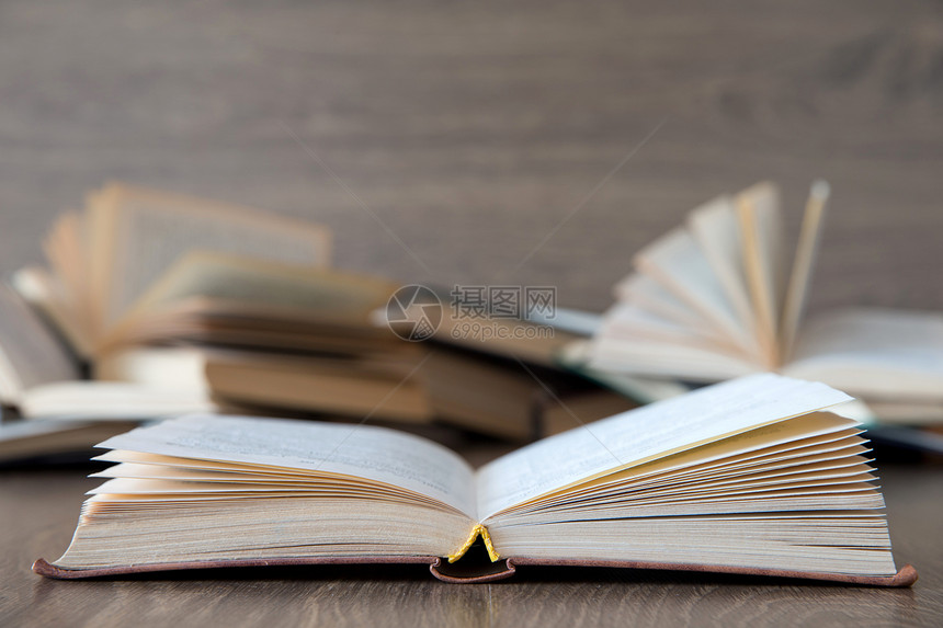 木制甲板桌面上的书本图片