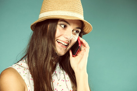 夏天快乐的少女讲手机蓝背景图片