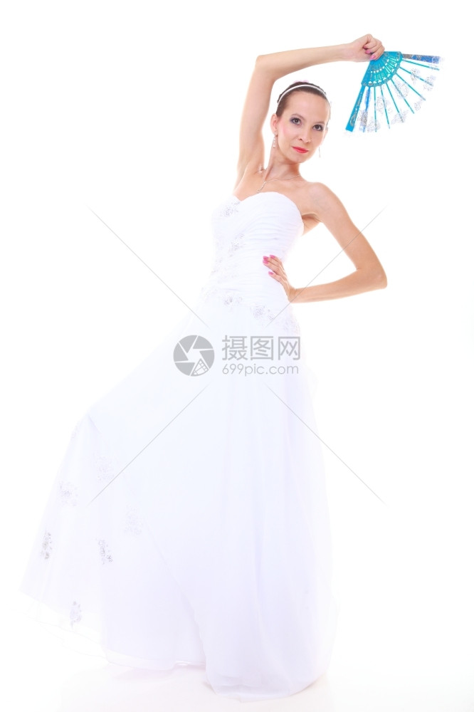 满的年轻有魅力浪漫新娘穿着白衣蓝风扇图片