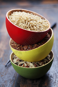 三碗木本底有不同种类的米饭图片