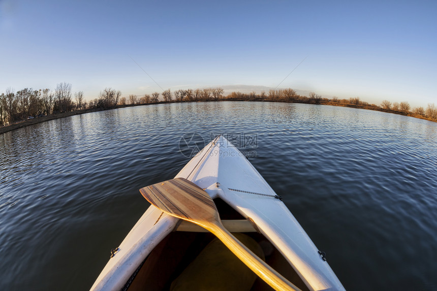 在科罗拉多州一个平静的湖上带木桨白甲板独舟鱼眼透视角图片