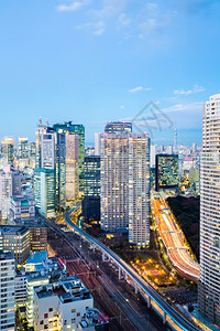 日本黄昏时市和中心办公室天际摩大楼图片
