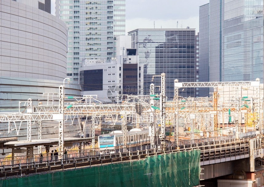 在日本东京金扎附近的Yurakucho带天线的铁路用于运输背景图片