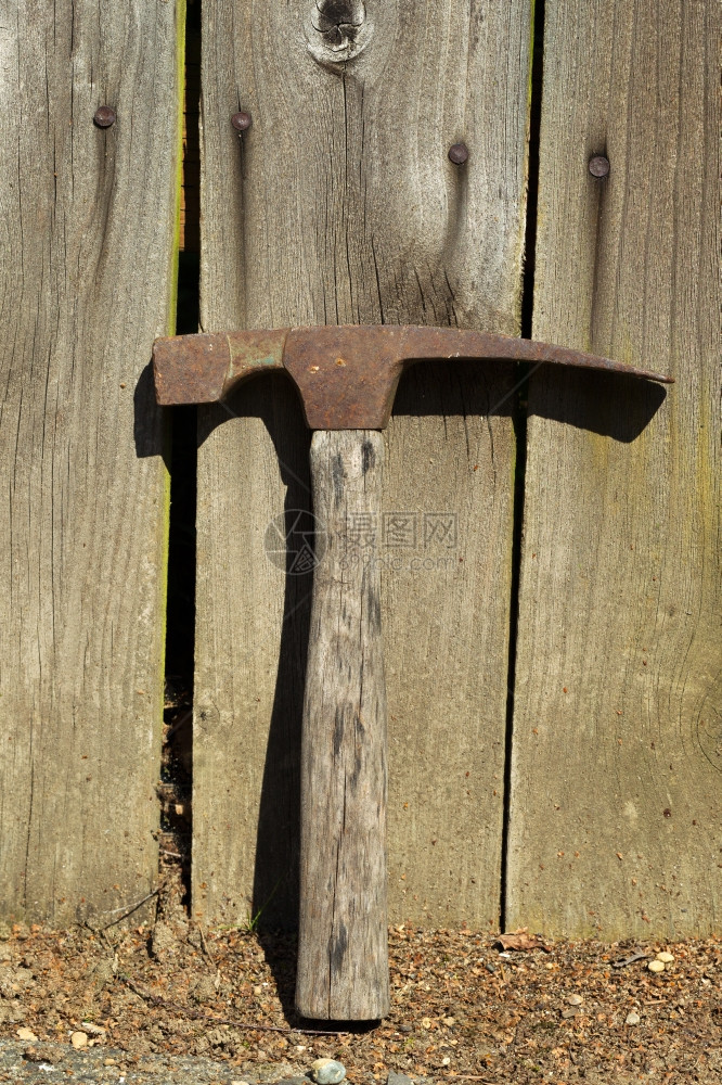 一只老锤子对着长的栅栏竖立垂直照片图片