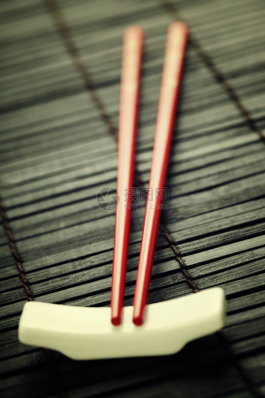 竹子边的红筷图片